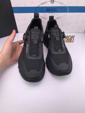PRAD* 软胶+暗纹布 超轻底 机械扣 运动休闲鞋 组合鞋面 软胶片鞋面 菱形纹理布面 柔软挺括 透气性好 穿着舒适 网纱内里 发泡橡胶底 运动底型 轻便柔软 - 点击图像关闭