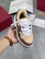 工厂价 高品质 羊毛内里 华伦天奴 Valentino 2025早秋新款星星鞋上线啦！王鹤棣任嘉伦好多明星都穿过，谁能拒绝和王鹤棣同款情侣鞋呢！星星直戳我心设计