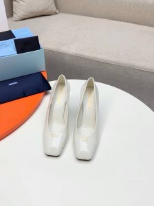 PRADA 普拉达 2025早春新款粗跟方头凉鞋单鞋简单的设计大概就是它最让人喜欢亮点，不是烂大街的那种 很有自己的品牌个性 单鞋出厂价 凉鞋250 _____