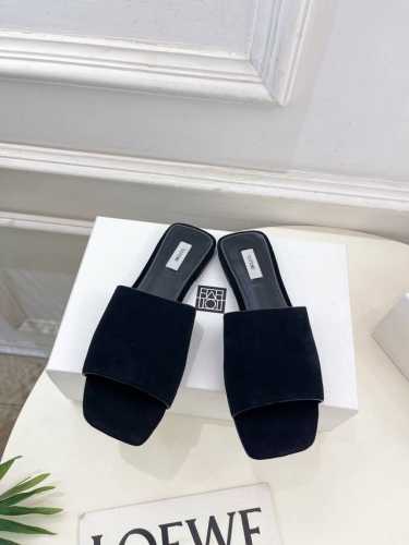 toteme 2025春夏新品 方头复古拖鞋 作为这两年最受欢迎的设计师牌 设计简单 细节巧妙 清新脱俗 不想满大街撞款的可以看看这个品牌 比较小众却又是那么好