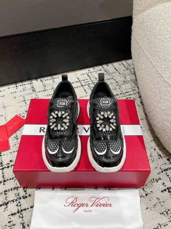 440 Roger Vivier 25 春夏 Rv 水钻厚底运动鞋 老爹鞋 休闲鞋以皮革拼镜面织物和网眼面料制成前面点缀迷你闪钻饰扣和珐琅花朵舒适又不失活泼，尽 - 点击图像关闭