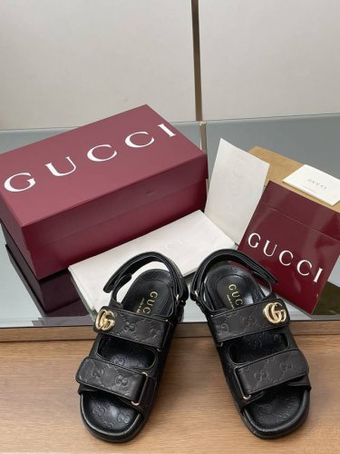 出厂： Gucci 古驰 春夏新款 Gg压纹魔术贴平底凉鞋 休闲女士凉鞋 现代设计美学探索独特匠心之路，巧妙融合品牌经典元素与备受喜爱的品牌标识。这款凉鞋缀饰备