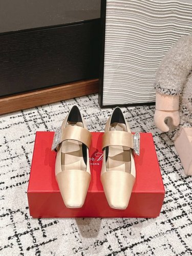 顶级品质 roger vivier fw24 mew arrival～ RV 2024钻扣玛丽珍新品+新版面 俏皮减龄又不失高级感，富家千金即视感 鞋面真丝布