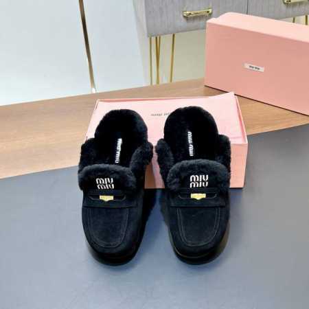 高版本 缪缪miumiu穆勒拖鞋 羊毛保暖半拖鞋、勃肯鞋、外穿棉鞋 居家拖鞋。 国内外博主刷爆的一款，幸运金币搭配更显亮眼，上脚尤为惊艳到你。小红书种草系列，上 - 点击图像关闭