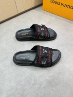 louis Vuitton 路易威登 -高端品质 原单休闲凉拖鞋 -鞋面：品牌图腾布匹、品牌Logo织带、车包边工艺、魔术贴 -内里：环保皮 -大底：超轻Tpu