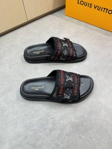 louis Vuitton 路易威登 -高端品质 原单休闲凉拖鞋 -鞋面：品牌图腾布匹、品牌Logo织带、车包边工艺、魔术贴 -内里：环保皮 -大底：超轻Tpu