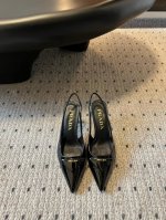 prad* 尖头小猫跟三角标高跟鞋漆皮设计的女款高跟鞋 真的不要太好看 还做了后系带设计 小性感简约大气 太好看了吧 这一季的Prada小猫跟配上三角扣的设计