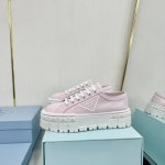 普拉达PRADA 2024秋冬新款 鞋面：水洗帆布，内里羊皮 最新厚底时尚走秀单鞋 重版推出优雅大方 大底:一比一开模底 原版包装 跟高5cm ，原版金属三角扣