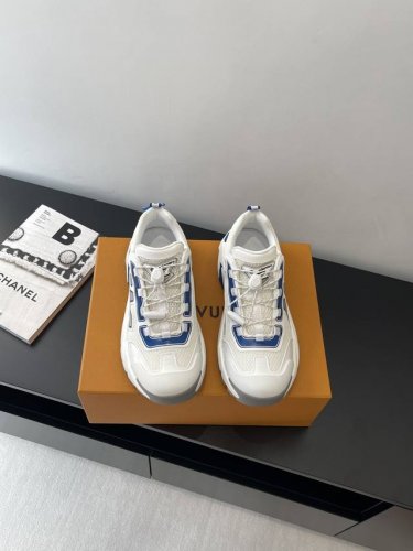 Louis Vuitton 路易威登 Runner Tatic系列 厚底 休闲运动鞋 本款 Lv Runner Tatic 运动鞋融合网格面料和饰带等科技材质