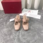 工厂p价p 顶级高端版本 代购品质 原版开发 Valentino 华伦天奴2025Ss新款爆款夏季方头粗跟凉拖鞋。V家新款全真皮外侧金属金色V扣子装饰抢手大爆款