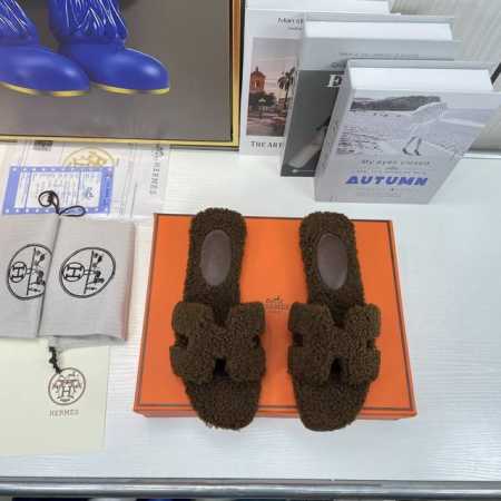 橙子出厂价 Hermes 爱马仕 秋冬新款 休闲家居外穿毛毛拖鞋 时尚潮流最新款泰迪羊毛H拖秋冬款平底毛拖，上脚超百搭暖底，女主们的最爱！ 码数：35-42 - 点击图像关闭