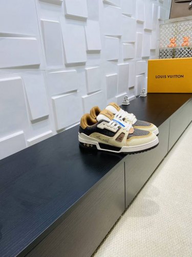 顶级版本 lv 路易威登L家 驴牌 Trainer系列 情侣款 休闲 运动鞋 滑板鞋 原版购入开发 做货 这双Lv Trainer运动鞋采用具有防水性能的技术材