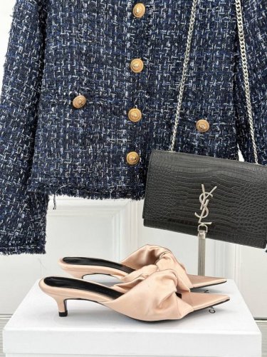厂价 carven 25Ss春夏新品尖头麻花拖鞋 真正值得珍藏的一款美鞋 会让你的夏日穿搭气质翻倍哦 鞋面采用原版定制真丝 垫脚采用混种小羊皮 意大利进口A级真