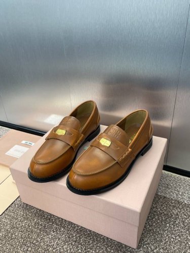 工厂价 MiuMiu 2025春夏新款厚底标志性徽章拼色女单鞋 缪缪明星同款字母logo五金扣一脚蹬皮带扣圆头复古乐福鞋 市面顶级高端版本材质:鞋面进口开边珠牛