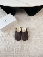 出厂 The Row24 新款包头拖 勃肯拖 第一眼看到这个鞋子就爱上了，带点复古味随意搭配都好看，一贯极简风格，没有任何logo点缀，采用全皮套包制作工艺，老