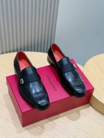 ferragamo菲拉格慕Gancini扣饰莫卡辛鞋 这款男士乐福鞋精致华美，闪亮漆皮鞋面彰显都会格调。杏仁形鞋头展露时尚风范，鞋帮周围饰有立体缝线，撞色筒状滚