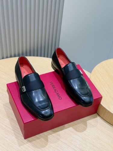 ferragamo菲拉格慕Gancini扣饰莫卡辛鞋 这款男士乐福鞋精致华美，闪亮漆皮鞋面彰显都会格调。杏仁形鞋头展露时尚风范，鞋帮周围饰有立体缝线，撞色筒状滚