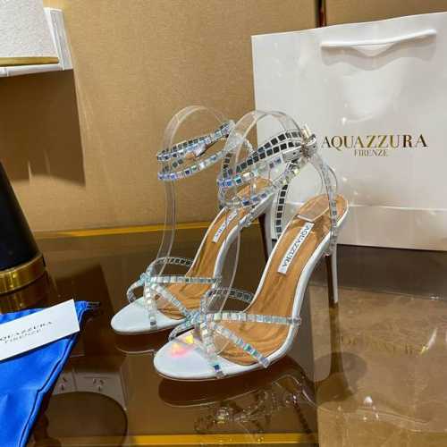 Aquazzura ｜来来菠萝 新款 春夏新品高跟凉鞋。真丝包跟中底，鞋面满满的钻，超闪 精致女人必备款太性感了吧！超级显气质的一款。 松紧套脚一字踝带高跟，简