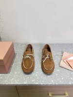 Miumiu 缪缪 25ss走秀新款 复古小皮鞋乐福鞋 豆豆鞋 折射现代摩登之美，打破固有刻板印象大胆延展，带来丰富的多元性创作。新一季系带帆船皮鞋，灵感来源于