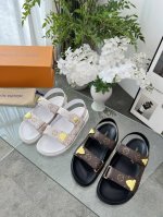 louis Vuitton路易威登春夏新款拖鞋火爆上市 1:1高级定制 秒杀一切仿品 原版开模Logo装饰 既时尚又美观 面料:进口压花丝绸面料 内里羊皮 精美