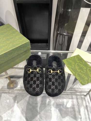 顶级品质 GUCCIss2024秋冬｜平底羊毛拖鞋新品 超舒适的 双带毛拖 简约随性 时髦有范， 慵懒又不乏高级感，最舒适的拖鞋没有之一 随意上脚都好看有型，绝