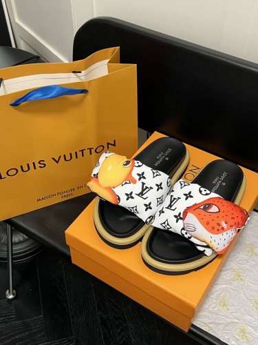 橙子出厂价p louis Vuitton 路易威登 Lv新款个性印花魔术贴拖鞋 平底凉拖 情侣款 码数 35-45