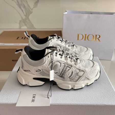 DIOR 迪奥 情侣款Chrono 运动鞋 这款 Dior Chrono 运动鞋以 Dior 的高订风格重新演绎跑步鞋。网面搭配皮革效果镶片，两侧的 CD 标志 - 点击图像关闭