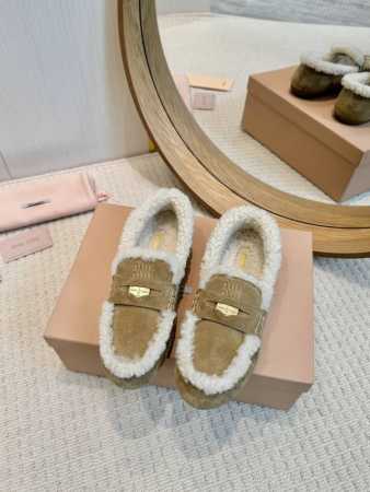 Miumiu 缪缪2024Ss秋冬新款 钱币驾车鞋加毛乐福鞋毛毛鞋 这款永不过时的反绒皮驾车鞋饰有硬币与压花miu徽标，彰显别具一格的经典格调。鞋头盖点缀皮革饰 - 点击图像关闭