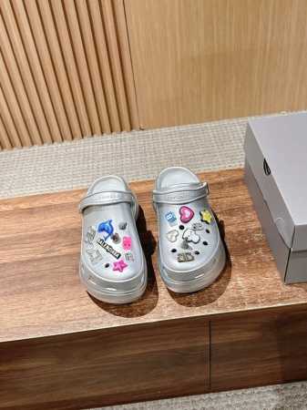 巴黎世家联名卡骆驰情侣款#Crocs Mule Jibbitz洞洞鞋 增高厚底凉鞋 智多星Crocs 花式Diy洞洞拖鞋 猫咪扣爱心扣都好可爱 作弊增高神器 S - 点击图像关闭