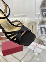 华伦25Ss新品凉鞋水钻系列、高跟凉鞋，又一完美的设计，抛弃了一贯铆钉元素、化繁为简、更加精致耐看上脚尽显优雅气质♀♀♀♀♀ 鞋面：特殊材料 内里：羊皮 大底：