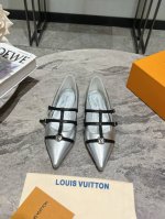 LV 驴牌春夏玛丽珍时装尖头平底鞋 春夏秀场出镜率最高的一款单品 超多名模上脚 简约大方非常百搭 鞋面采用原版牛皮； 全皮包裸纯手工缝纫鞋面，LV彩色老花标识点