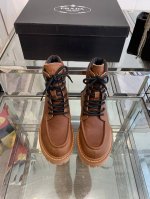 PRADA 普拉达24ss秋冬走秀款靴子 太古汇原版购入爆拆复刻 鞋子上脚很轻便，走路舒适度都很赞 运用三角标设计风格值得拥有 鞋型韵味超赞，非常有特色的设计感