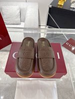 Guccl女士双G半拖穆勒鞋 这款多功能设计结合了品牌的传统与现代感 展示了一个压印的双G标志 增添了一丝标志感 采用Gg麂皮制成 这双穆勒鞋提供了一种流畅的轮