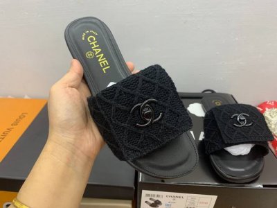 橙子出厂价p chanel 香奈儿春夏新款 经典书包扣翻盖毛织拖鞋 经典永不过时 翻盖式书包锁扣设计风格 显瘦百搭 穿不腻的拖鞋 脚感非常舒适 凸显优雅的爆品