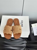 Celin*25早春新品凯旋门拖鞋 法式咖色像是左岸咖啡馆的暖调，经典又迷人，轻松适配各种夏日Look。翻毛皮质感独特，光脚穿，细腻触感从脚底蔓延，时髦 又惬意