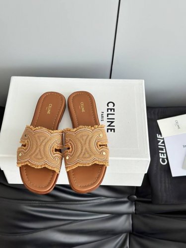 Celin*25早春新品凯旋门拖鞋 法式咖色像是左岸咖啡馆的暖调，经典又迷人，轻松适配各种夏日Look。翻毛皮质感独特，光脚穿，细腻触感从脚底蔓延，时髦 又惬意