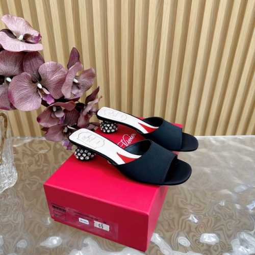 RV 专柜主打 璀璨钻扣半拖鞋系列代購級別，精品奢华版本！上脚那叫一个美呀呀！整个人穿搭洋气富贵起来！钻扣选用顶级奥钻！工艺复杂。鞋面：牛皮真丝 内里：垫脚全粒