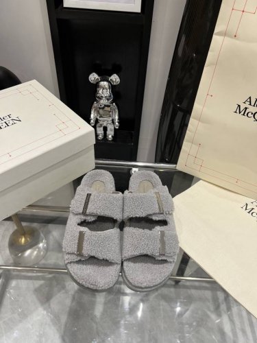 Alexander McQueen 羊羔毛凉拖 原版复刻定制，麦昆两带拖鞋搭配金属扣刻Mcq标志，约4cm 轻松穿出大长腿，舒适，百搭，必入的一款拖鞋 码数：3