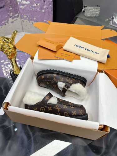 工厂价： 路易威登lv louis vuott on fw24 new arrival～秋冬最新款毛毛拖鞋～ 这双毛拖也是好好看！皮质的就是非常高级呀！！搭配秋