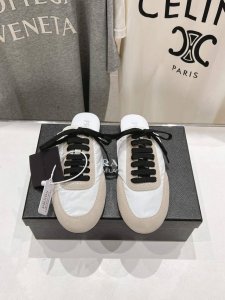 高版本出厂 半托 Prada*普拉达P家25ssfw～new新款绑带休闲鞋，低调奢华懒人鞋，富人的不二选择！软胶底素有踩云感之称～舒适度百分百细腻反绒皮鞋面，鞋