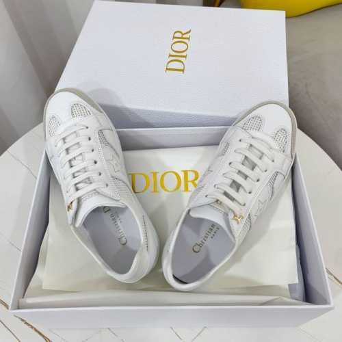 dior 春夏季新款小白鞋 一眼就爱上的小白鞋 经典百搭四季皆宜 可与各式服装搭配 采用白色小牛皮革面油边工艺 原版金属星星装饰鞋带孔眼 内外侧凹凸立体Cd星标