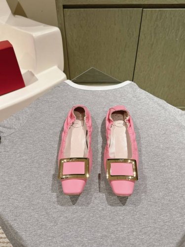 roger vivier new arrival～ RV 新款一双又软时髦的芭蕾舞鞋 优雅少女气氛感十足♀這對平底芭蕾舞鞋超級舒服 鞋底做了軟墊，穿上後軟綿綿的