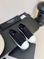 prad* 普拉达25Ss圆头帆布鞋 科技帆布最新黑科技 相隔几年prada又给我们带来好看的饼干鞋了 时髦精绝对不能错过的必入款 没有任何繁杂装饰 质感极好的
