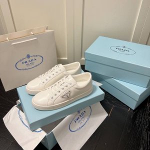 橙子出厂价p prada 普拉达新款休闲鞋板鞋 三角标小白鞋 小红书爆款 这款运动鞋鞋舌 轻质橡胶鞋底和脚踝皆饰以prada徽标的多种重释元素 侧面的标志性涂珐