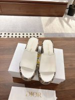 迪奥 Dior 2025 春夏新款 Attitude 拼色交叉带坡跟女鞋 Cd字母Logo厚底圆头露趾凉拖鞋 材质:鞋面进口小牛皮+水染羊皮垫脚内里+原版一致组