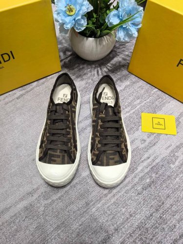 橙子出厂价P Fendi 芬迪春夏新款 老花帆布鞋 休闲鞋运动鞋 新款Domino帆布运动鞋成为深受喜爱的一款鞋履，对于想打造简约且具有Fendi特色造型的人士