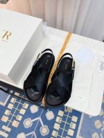 光面、马毛 ，编织 THE ROW 24 交叉带凉鞋 不得不夸 the row真的是一生推 延续了一贯极简风格 整双鞋看着质感满满 看似简单其实工艺很难，采用全