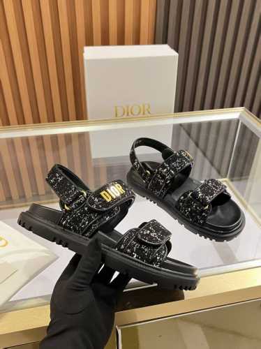 dior经典爆款凉拖 踏入Dior拖鞋的时尚领地，邂逅优雅与舒适的极致融合。鞋面以精湛刺绣工艺，镌刻着Christian Dior Paris标志，细腻针法诉说