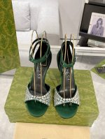 Gucci 饰水晶搭扣细跟水钻真丝凉鞋 这款女士凉鞋巧妙融入趣致新奇的设计，彰显全新系列的美学理念。这款单品采用黑色丝缎精制而成，饰有踝部搭扣和珍贵双G细节。多