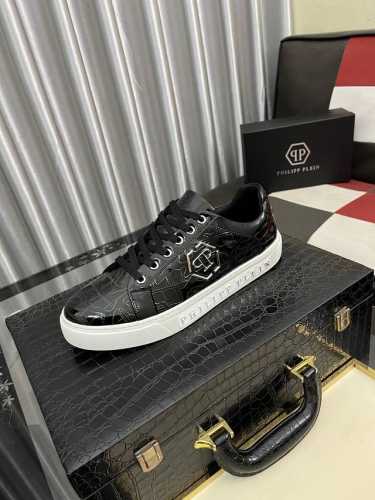 出厂价pp： philipp plein-菲利普普来因 普来因潮流男士系列休闲鞋在经典的基础上采用流线型设计这款采用牛皮搭配五金配件羊皮内里精心制作,层次鲜明，